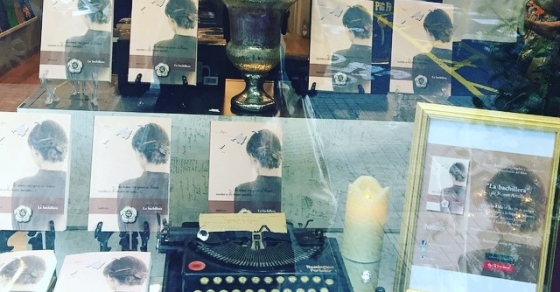 Escaparate de libreria index con la novela La bachillera de Roser Amills