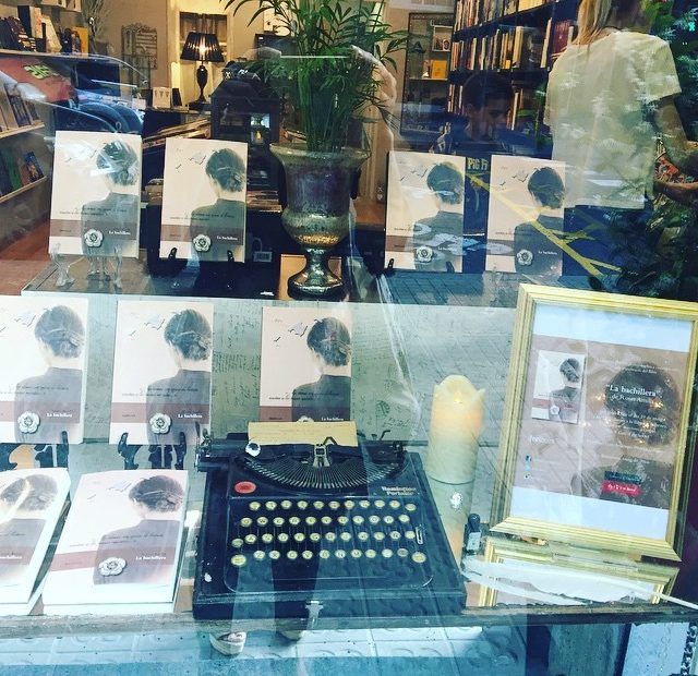 Escaparate de libreria index con la novela La bachillera de Roser Amills