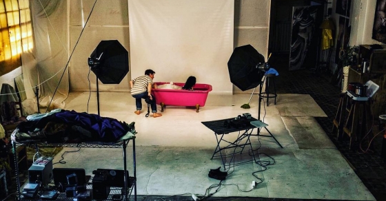 Preparacion del retrato de Roser Amills en Berga, por Frederic Garrido