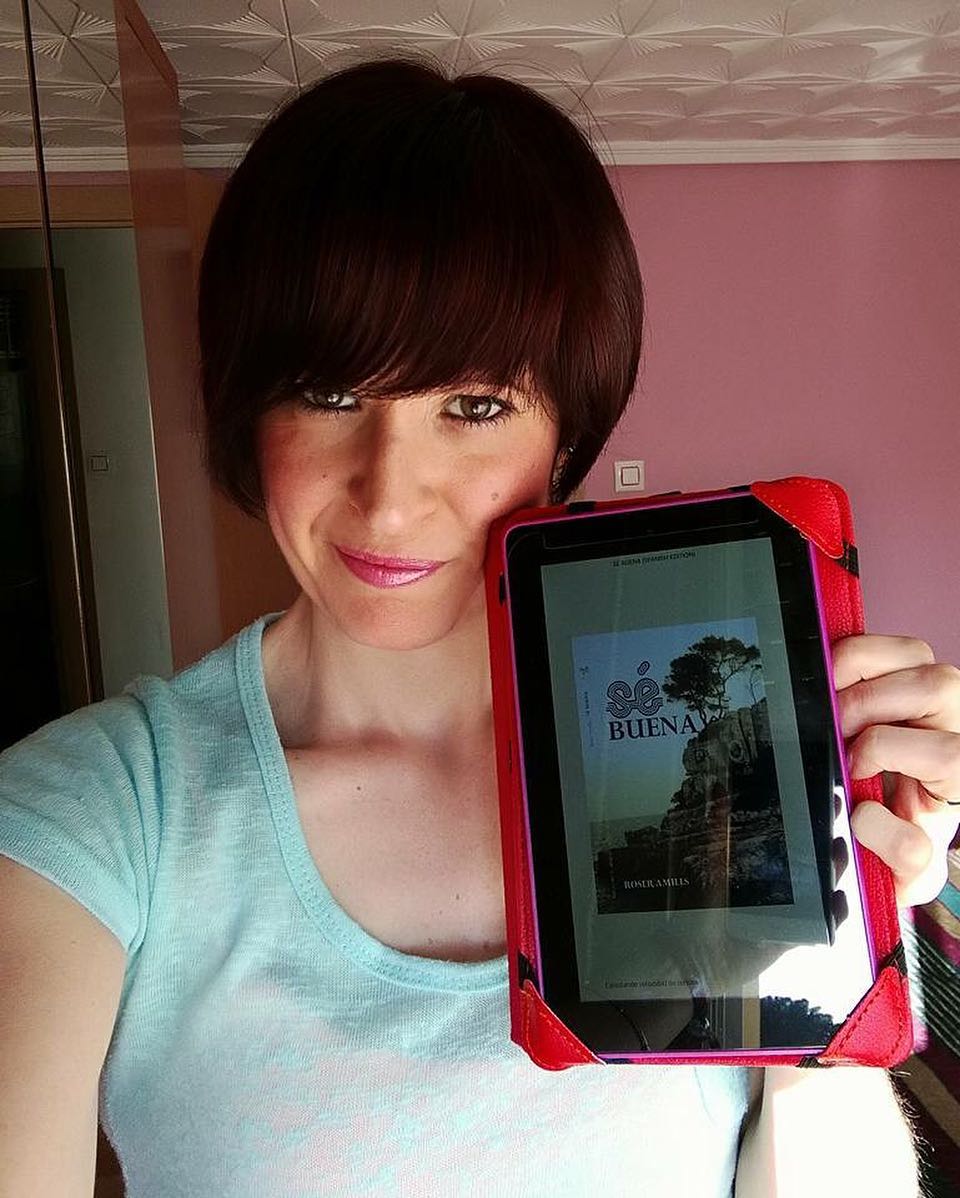 Roser Amills celebra la descarga de su novela “Sé buena” por María Fuster