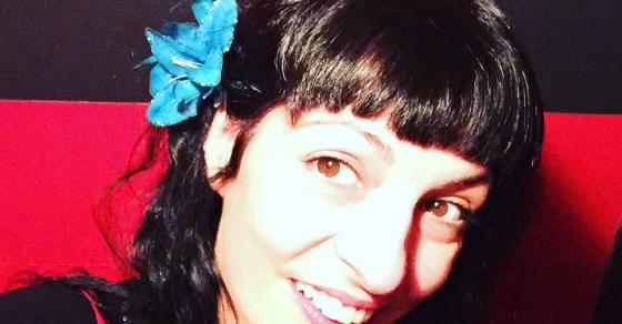 Roser Amills flor azul en el pelo