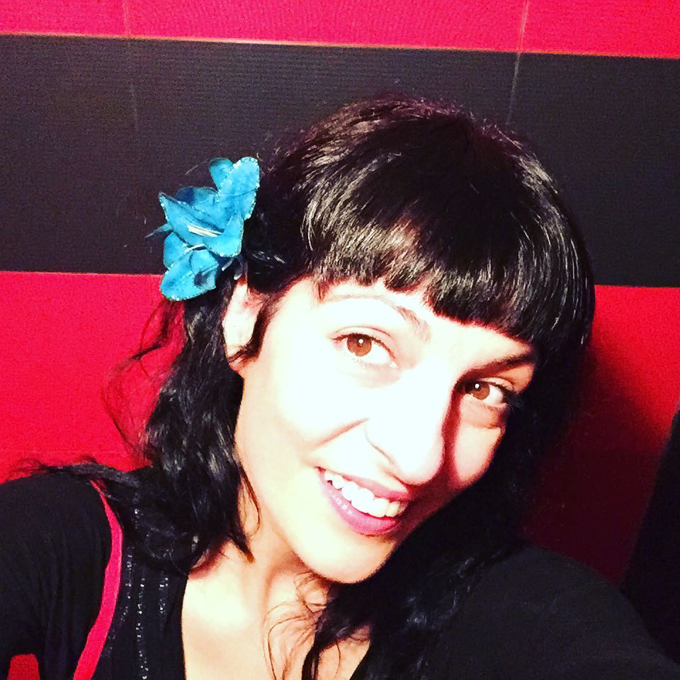 Roser Amills flor azul en el pelo