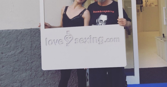 Con mi amigo Iván #hombreperro en #lovesexing store ;)) - Roser Amills, escritora mallorquina