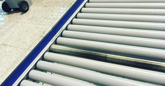 Después de zapatos, cinturón y pulsera, me he imaginado sacándome las bragas y me he reído un rato #aeropuerto #controldeseguridad #gamberra 2 Después de zapatos, cinturón y pulsera, me he imaginado sacándome las bragas y me he reído un rato #aeropuerto #controldeseguridad #gamberra - Roser Amills, escritora mallorquina