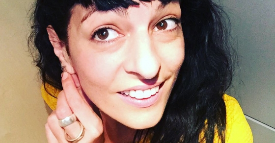 Oye: "Algunos oyen con las orejas, con el estómago, con el bolsillo... y algunos no oyen" K. Gibran - Roser Amills, escritora mallorquina