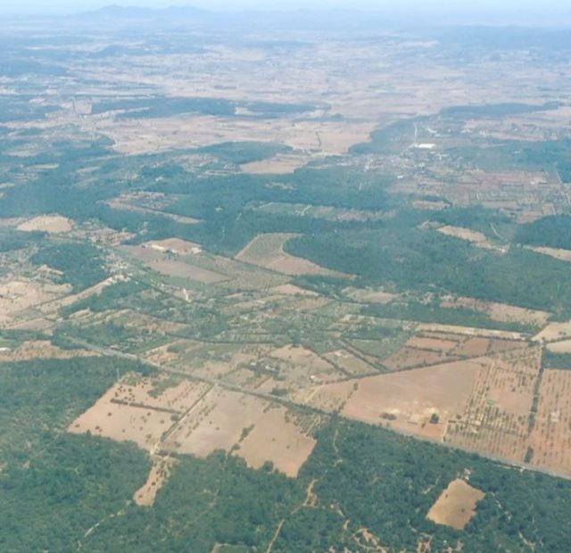 Avion sobrevolando Mallorca