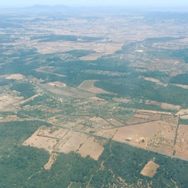 Avion sobrevolando Mallorca