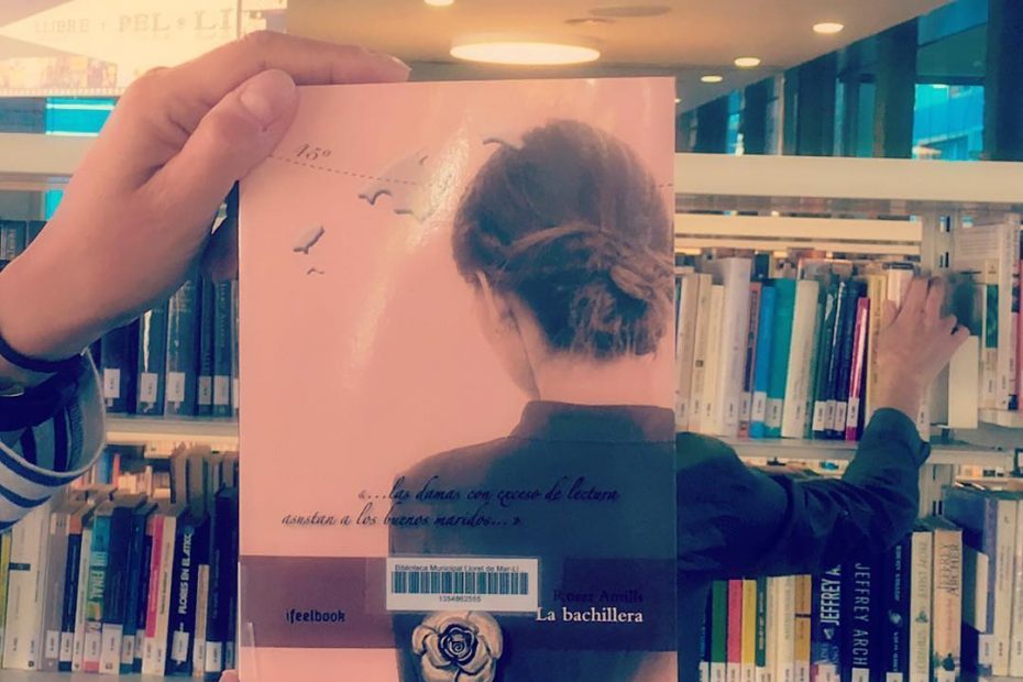 La bachillera de Roser amills a la biblioteca de Lloret