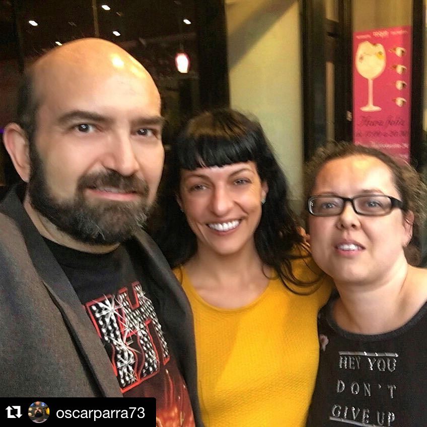 Gracias a vosotros Oscar Parra y Olga Anderez 1 Gracias a vosotros @oscarparra73 y @olgaanderez ・・・
Una sonrisa y una foto un poco borrosa, sirven de largo, para conocer a @roseramills y comprobar que es pura luz. Cuando el arte y el aura, coexisten en toral armonía. Gracias por este ratito. Gracias @olgaanderez por hacerlo posible. 😘😘