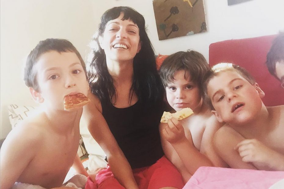 Roser Amills con su hijo Juan y sus amigos en casa