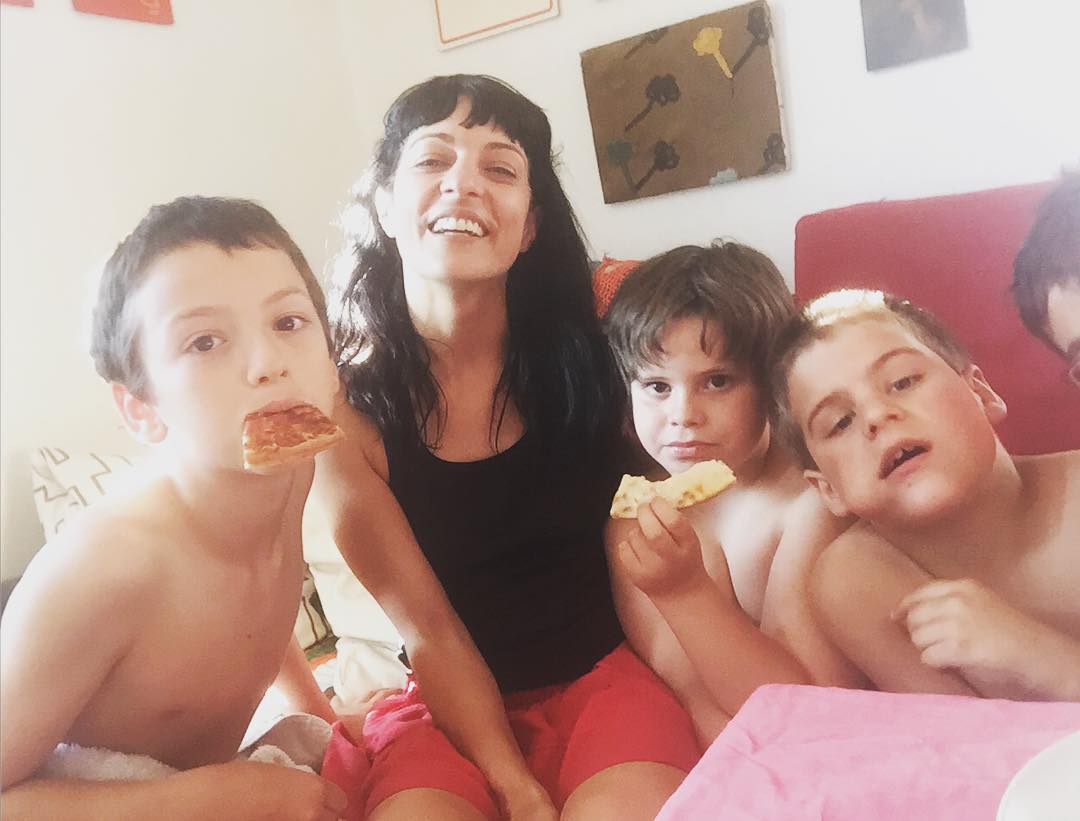 Roser Amills con su hijo Juan y sus amigos en casa