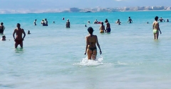 Roser Amills en bikini en la playa, bikini de la diseñadora Santa Braguita