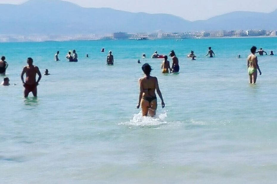 Roser Amills en bikini en la playa, bikini de la diseñadora Santa Braguita