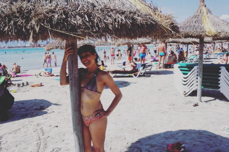 Roser Amills en la playa con bikini de la marca Santa Braguita