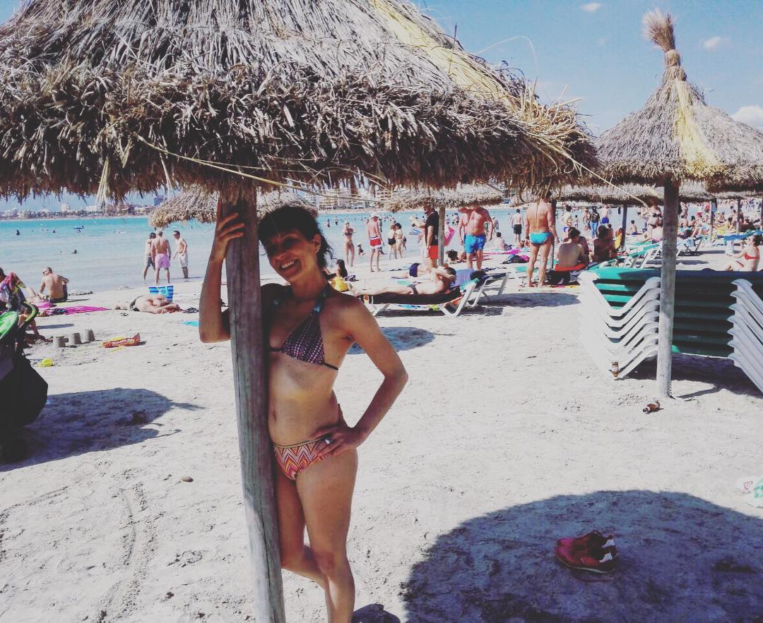 Roser Amills en la playa con bikini de la marca Santa Braguita