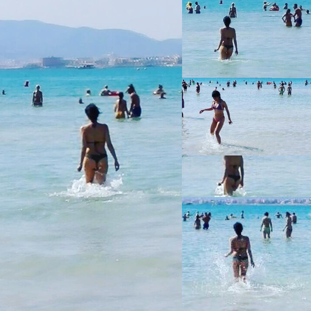 Roser Amills en la playa con bikini de la marca Santa Braguita