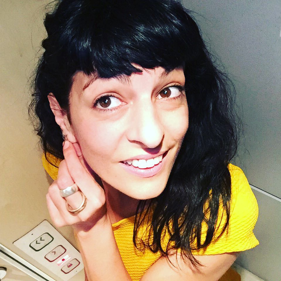 Oye: "Algunos oyen con las orejas, con el estómago, con el bolsillo... y algunos no oyen" K. Gibran