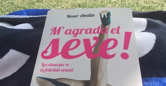 Repost @jordapep : Tarda de relax, piscina i exel-lent lectura #petitsplaers #magradaelsexe - Roser Amills, escritora mallorquina