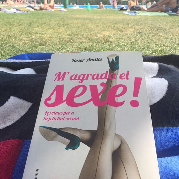 Repost @jordapep : Tarda de relax, piscina i exel-lent lectura #petitsplaers #magradaelsexe