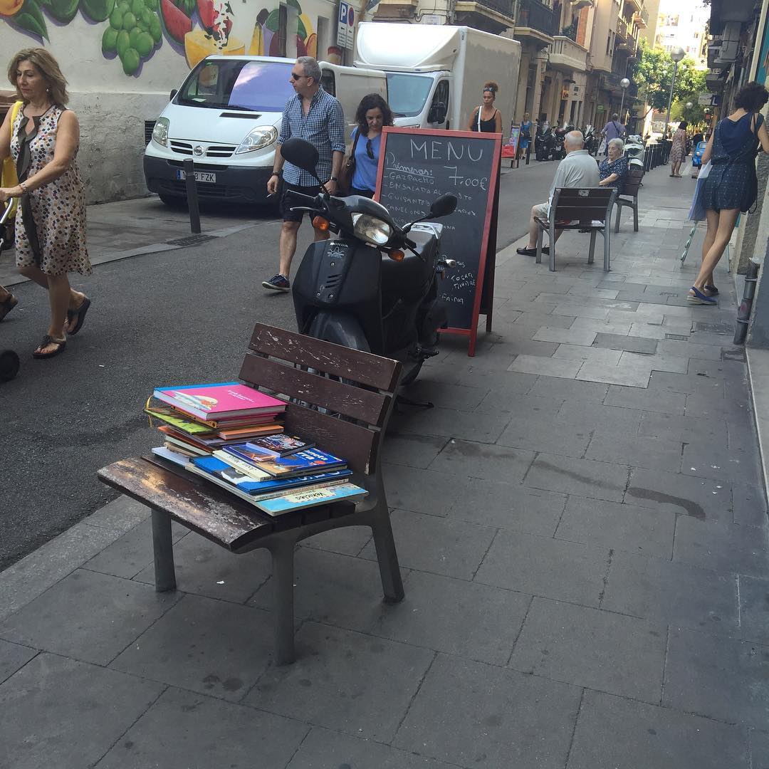 He dejado unos lindos libritos infantiles en la calle Puigmartí para quien los quiera #bookcrossing Bon dia @c.o.llibreria #libroslibres #freebooks