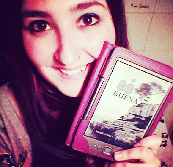 Lectora con ebook de la novela Sé buena de Roser Amills