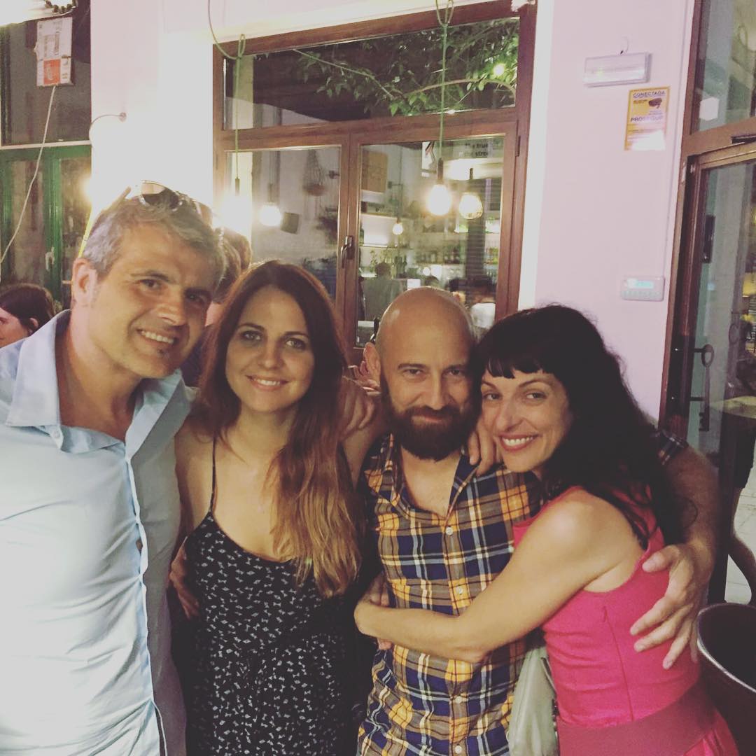 Lidia Guevara con Roser Amills y su novio napolitano Marco
