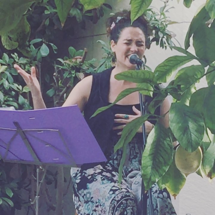 lucia salcedo cantando