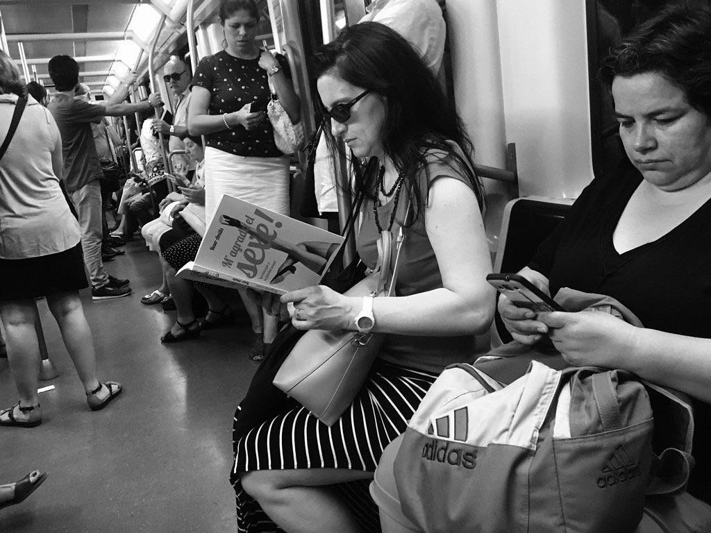 M'agrada de roser amills lectora en el metro