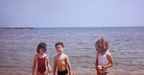 Roser Amills, a la dreta de la foto, el primer dia que va anar a la platja. Era l’estiu del 1982. Tenia 7 anys i mig.