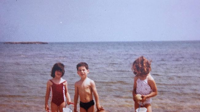Roser Amills, a la dreta de la foto, el primer dia que va anar a la platja. Era l’estiu del 1982. Tenia 7 anys i mig.
