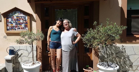 roser amills con madeleine en el xiringuito de cal nen