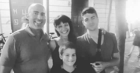 Roser Amills con sus hijos y su hermano Pep