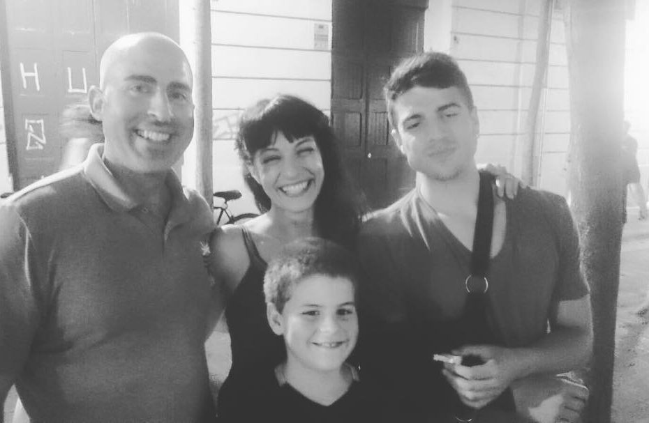 Roser Amills con sus hijos y su hermano Pep