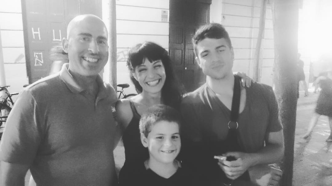 Roser Amills con sus hijos y su hermano Pep