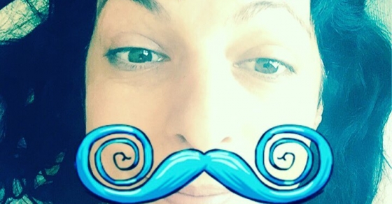 Roser Amills divertida con bigote azul