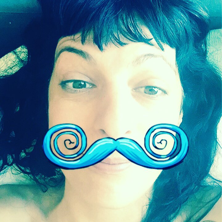 Roser Amills divertida con bigote azul