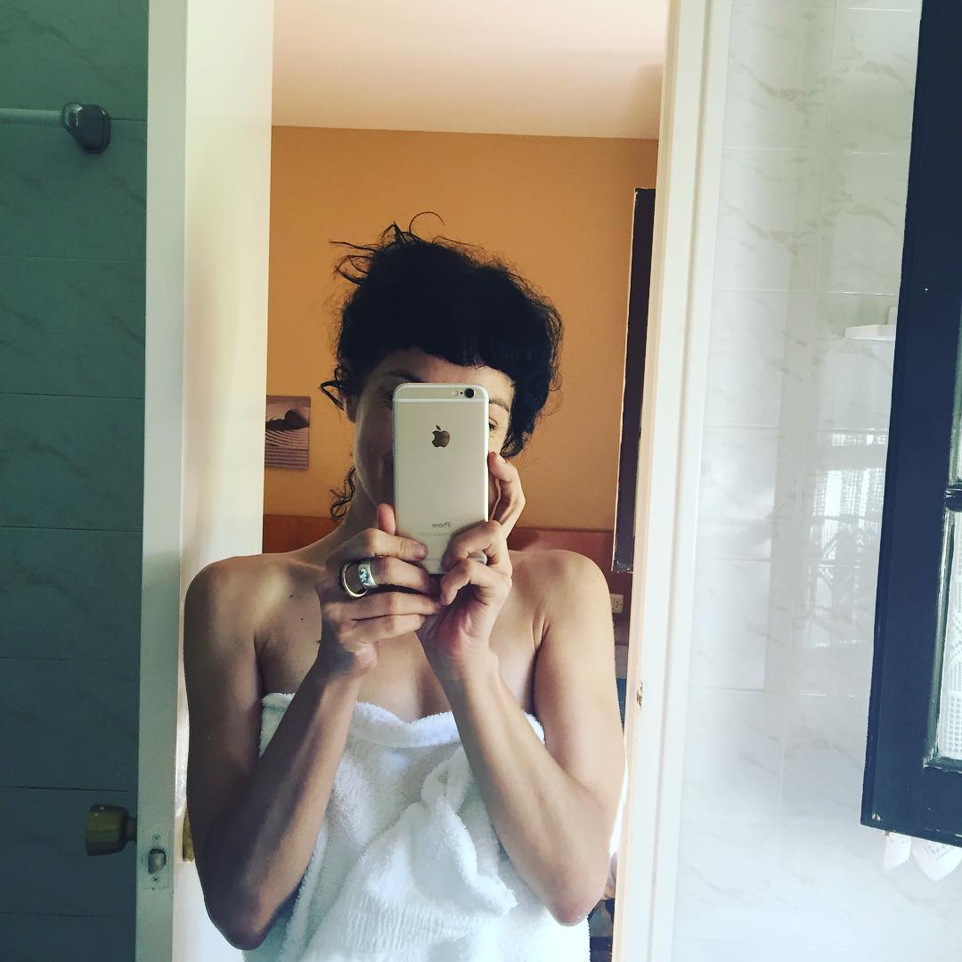 Estoy tan contenta que os abrazo. Os hago café. Os sonrío todo el día 