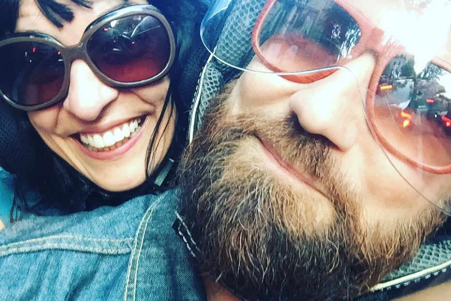 Roser Amills en moto con Marco