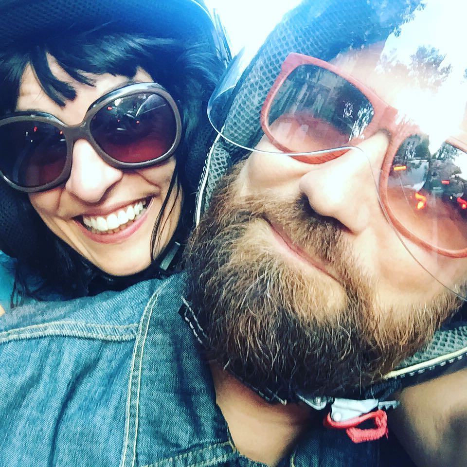 Roser Amills en moto con Marco