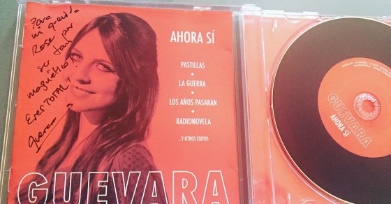 Roser Amills escucha el disco “Ahora si” de Lidia Guevara, ejemplar dedicado