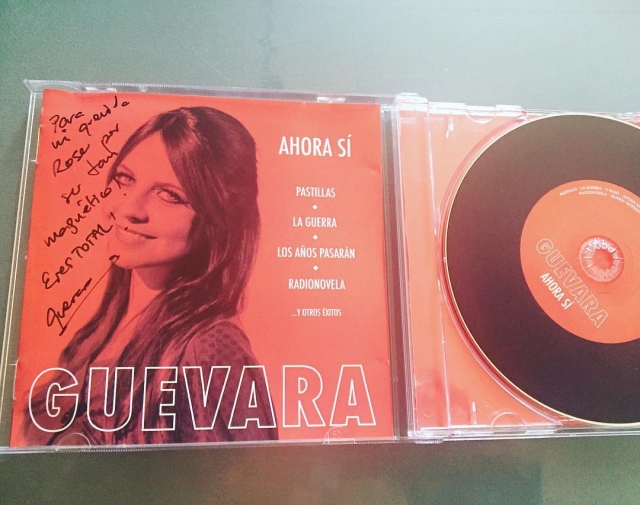Roser Amills escucha el disco “Ahora si” de Lidia Guevara, ejemplar dedicado