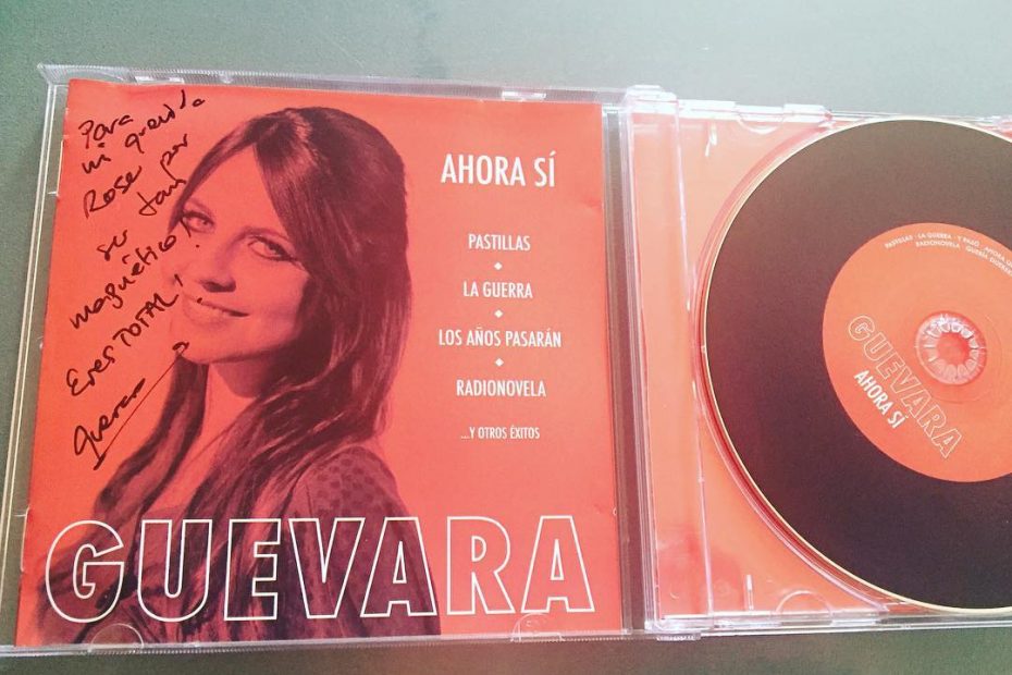 Roser Amills escucha el disco “Ahora si” de Lidia Guevara, ejemplar dedicado