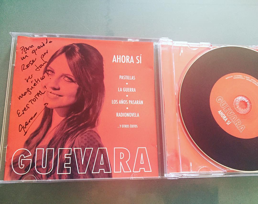 Roser Amills escucha el disco “Ahora sí” de Lidia Guevara, ejemplar dedicado