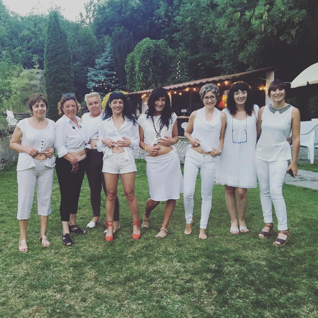 Muy buenas tardes, mujeres poderosas y risueñas 