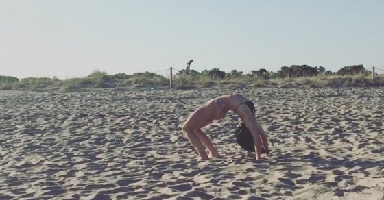 Roser Amills puente en la playa