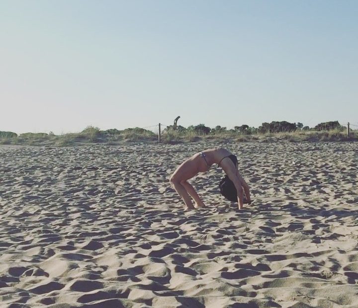 Roser Amills puente en la playa