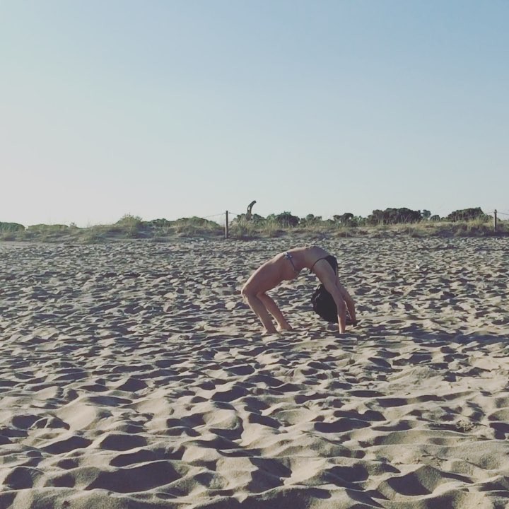 Roser Amills puente en la playa