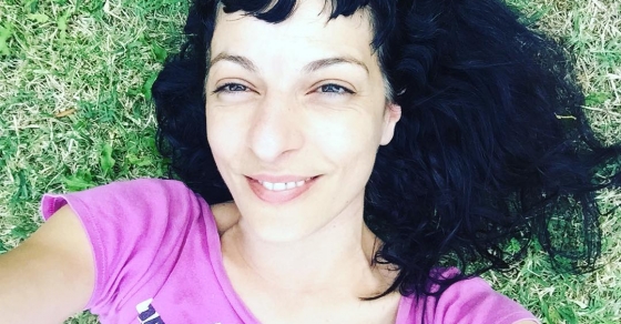 roser amills siesta en el cesped