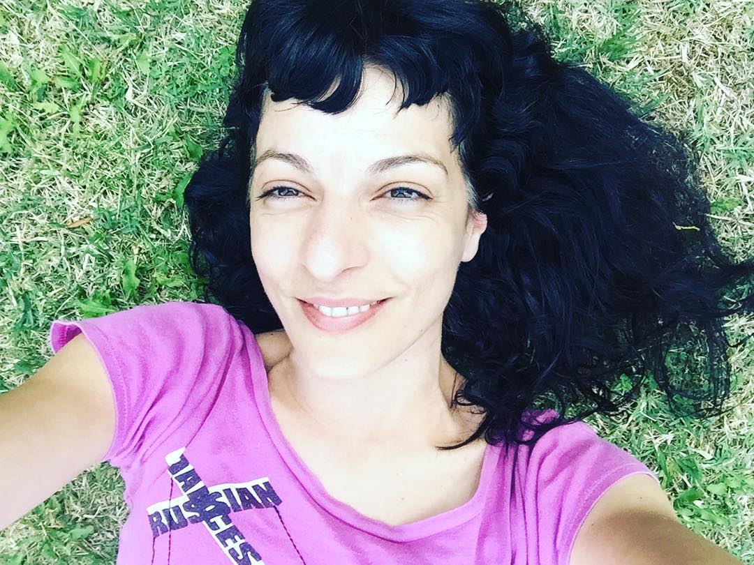 Siesta en el césped. Acabo de despertar, rodeada de homiguitas carnívoras 