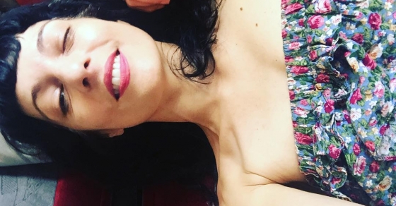 Roser Amills tumbada